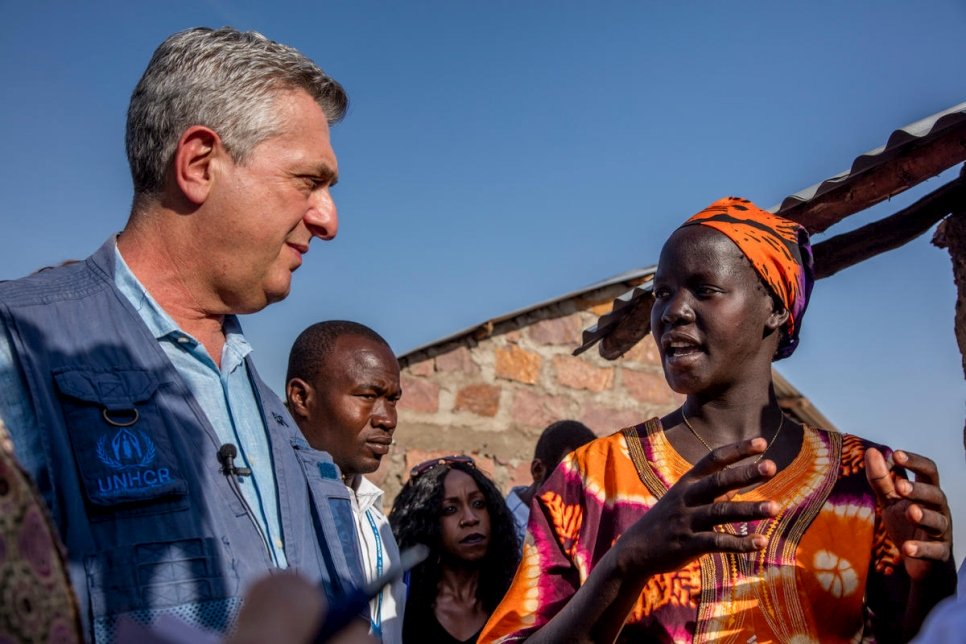المفوض السامي، غراندي، يلتقي باللاجئة الجنوب سودانية بيتي زكريا فاليريانو، 24 عاماً، خلال زيارته إلى كاكوما حيث لديها مأوى دائم في تجمع كالوبيي.
