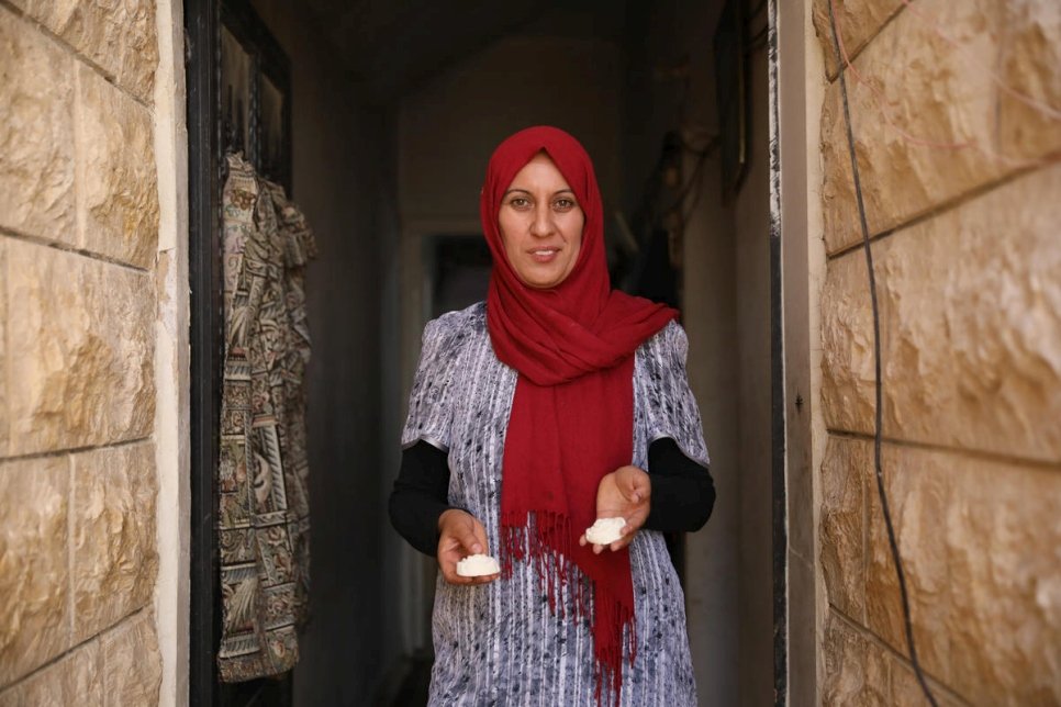 Midia regardait ses parents fabriquer du savon à l'huile d'olive chez eux à Alep. Elle suit désormais une formation via Internet pour apprendre à le faire elle-même. Ses enfants utilisent le savon qu'elle produit, mais il est également distribué gratuitement à d'autres réfugiés par le centre qui a organisé la formation. 