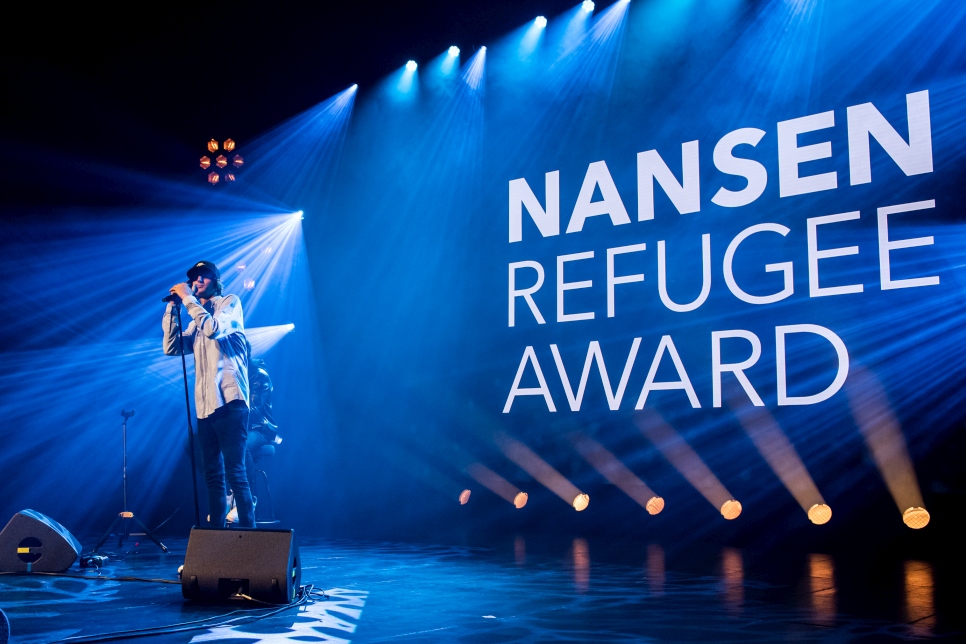 المغني الفنزويلي داني أوشن يؤدي إحدى أغنياته في حفل تسليم جائزة نانسن لعام 2019 في جنيف. 