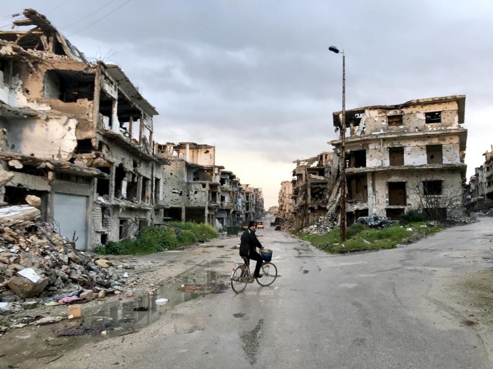Un homme à bicyclette dans le quartier de Juret al-Shayah, à Homs, en mars 2019. 