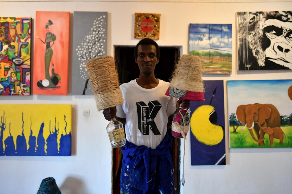 يعرض جمال بعض إبداعاته وسط مجموعة من الأعمال الفنية في الوسط. 