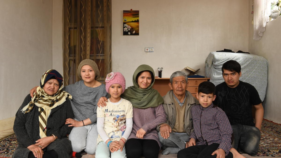 Portrait d'une famille de rapatriés afghans : Kobra Yusufy, 27 ans (au centre) avec ses parents et frères et soeurs (depuis la gauche)  Saira Yusufy, 45 ans, Maryam, 18 ans, Hora, 10 ans, Mohammad, 56 ans, Mahdi, 11 ans, et Mohammad Ali, 24 ans. 