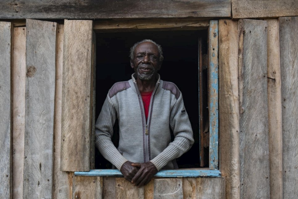 Zablon Namwate – photographié ici en octobre 2019 – s'était rendu au Kenya depuis le Rwanda, il y a plusieurs décennies, pour y travailler dans une plantation de thé. Dépourvu de document d'identité, il compte parmi des millions de personnes qui sont apatrides à travers le monde. 