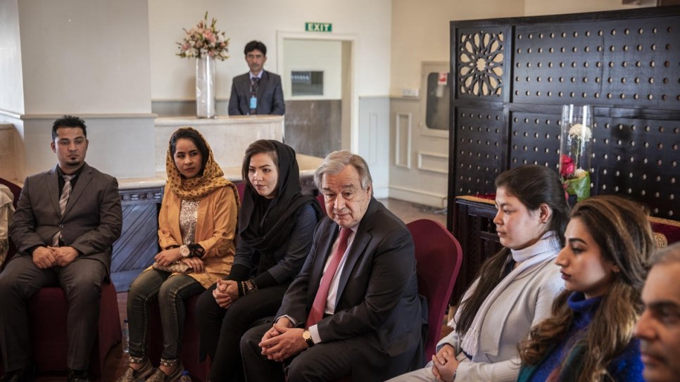Le Secrétaire général des Nations Unies, António Guterres, rencontre un groupe de réfugiés, dont de nombreux Afghans, dans un hôtel d'Islamabad à la veille du Sommet sur les réfugiés. 