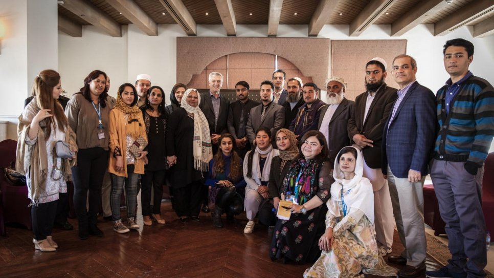 Le Haut Commissaire des Nations Unies pour les réfugiés Filippo Grandi rencontre un groupe de réfugiés, dont de nombreux Afghans, dans un hôtel d'Islamabad à la veille du Sommet sur les réfugiés. 