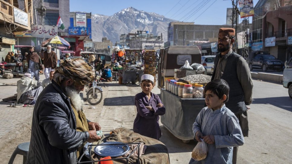 Le père de Nadia, Abdul Rachid, vend du qabli - un plat afghan à base de riz, de poulet, de raisins secs et de cumin - dans une rue de Quetta. 