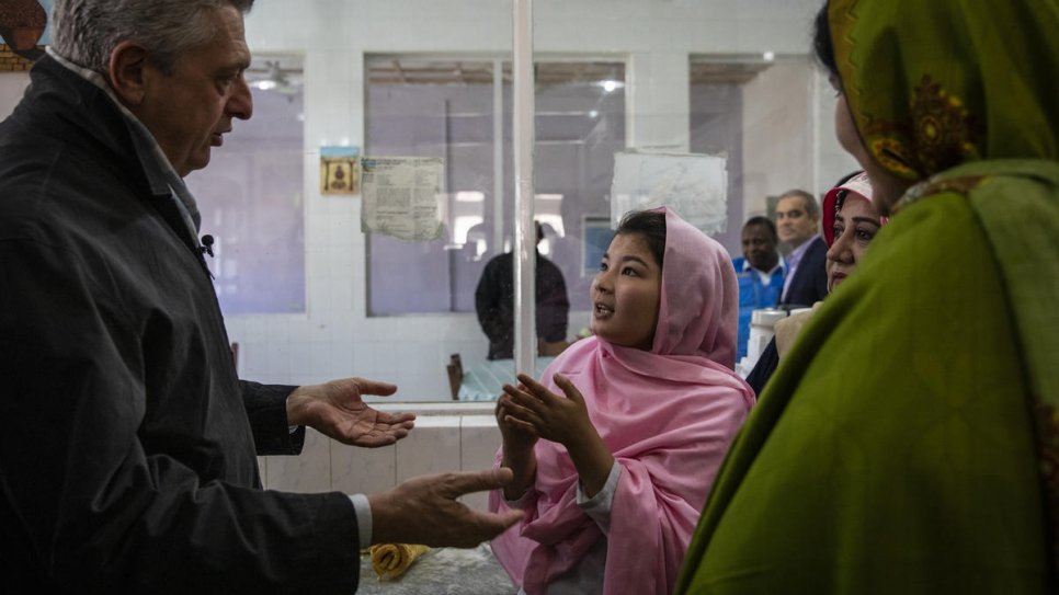 Le Haut Commissaire des Nations Unies pour les réfugiés, Filippo Grandi, rencontre des réfugiées afghanes qui travaillent à développer leurs compétences artisanales dans le cadre du programme « Safe for the Start » à Quetta, au Pakistan. 