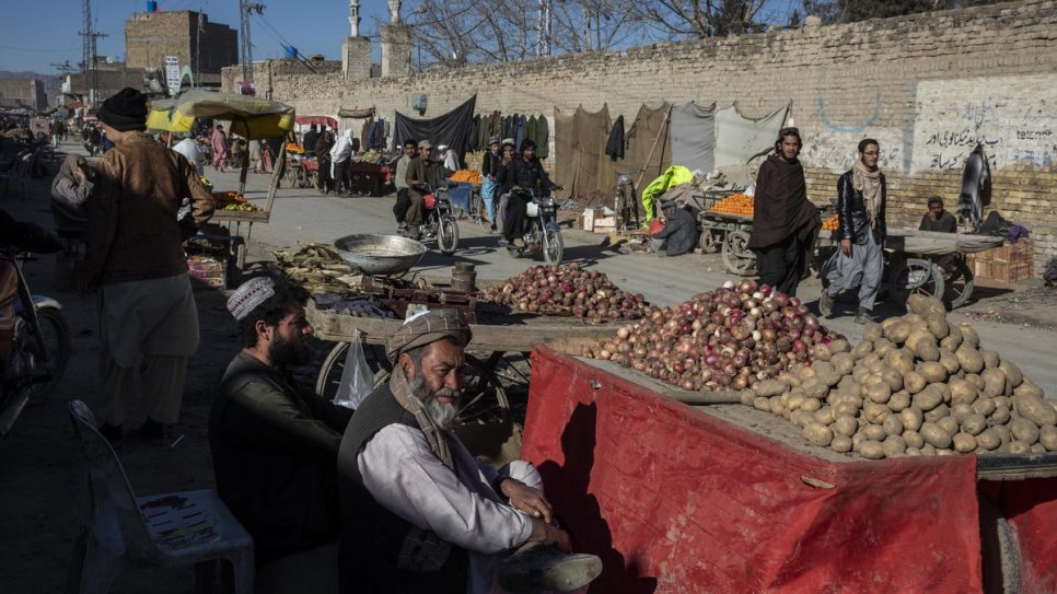 Des habitants déambulent dans une zone commerciale très fréquentée à Ghousabad, un quartier de Quetta où 60 % d'entre eux sont des réfugiés afghans. 