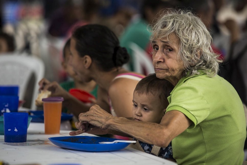 Une grand-mère vénézuélienne et son petit-fils prennent un repas dans une cantine communautaire à Cucuta, en Colombie. Photo d'archives, avril 2019. 