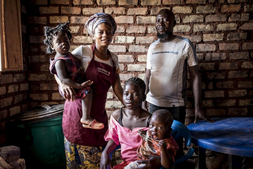 Une famille congolaise à Tshikapa dans la région du Kasaï, centre-sud de la République démocratique du Congo, en novembre 2019. La sécurité étant revenue dans leur région d'origine, la famille venait d'y rentrer depuis l'Angola. 