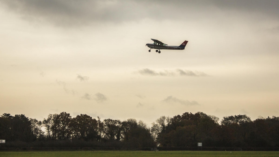 Maya Ghazal, 20 ans, décolle pour son premier vol solo au Centre de pilotage de Denham, Royaume-Uni. 