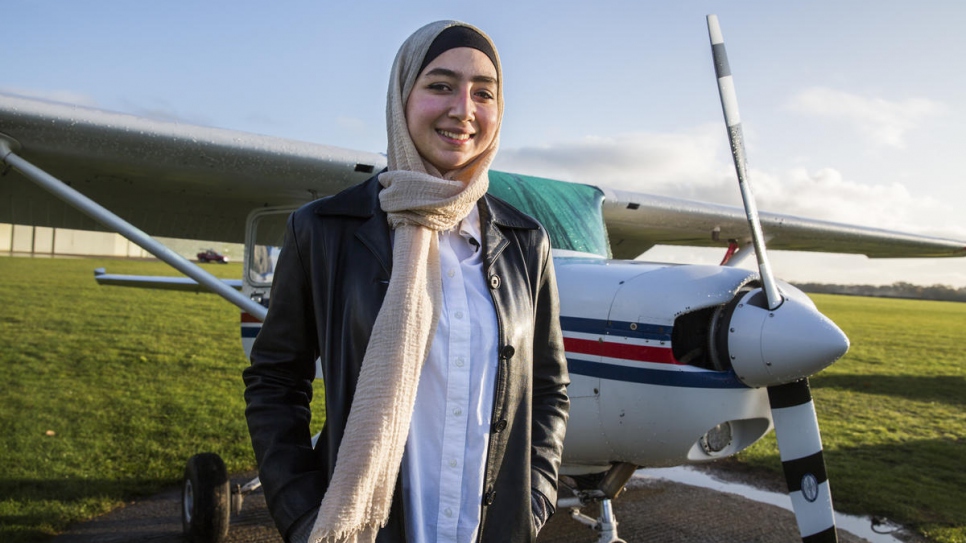 Maya Ghazal, 20 ans, devant l'avion avec lequel elle va entreprendre son premier vol solo au Centre de pilotage de Denham, Royaume-Uni. 