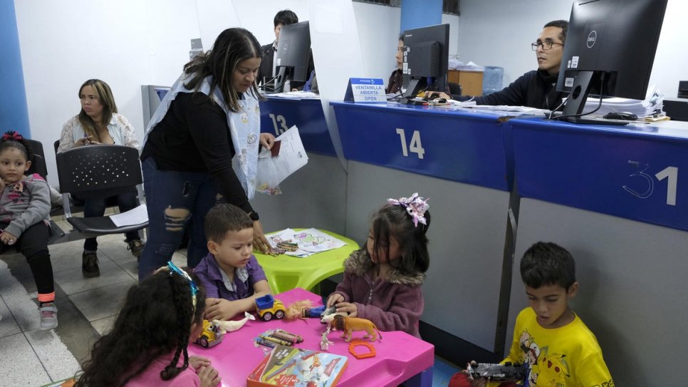 Le bureau de l'immigration de Lima est ouvert 24 heures sur 24 pour répondre aux milliers de Vénézuéliens qui désirent obtenir un permis de séjour temporaire. 