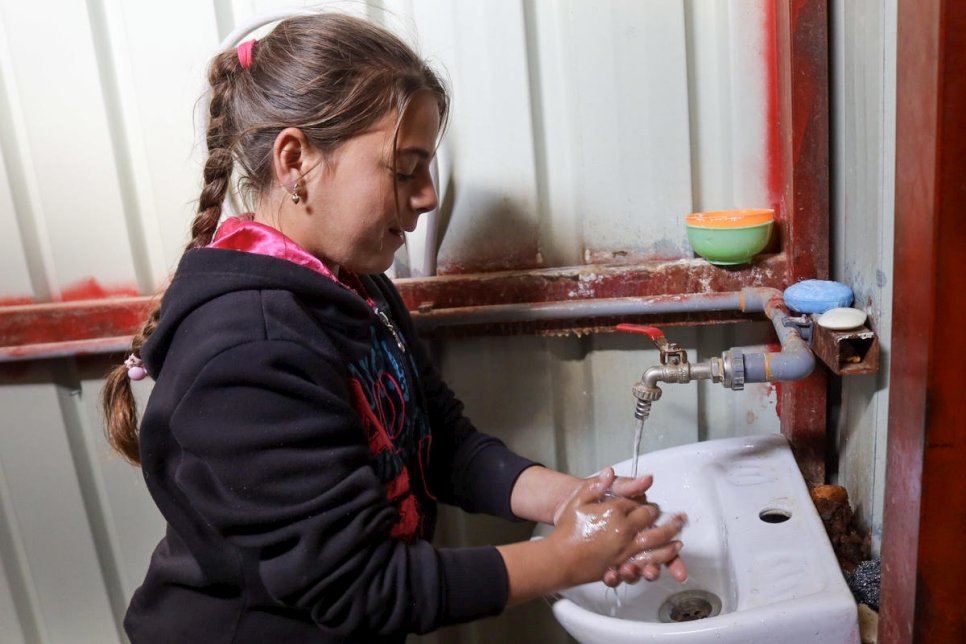 Une jeune Syrienne se lave les mains au camp de réfugiés de Zaatari, conformément aux lignes directrices de l'OMS sur la prévention contre la propagation de la pandémie de Covid-19. 