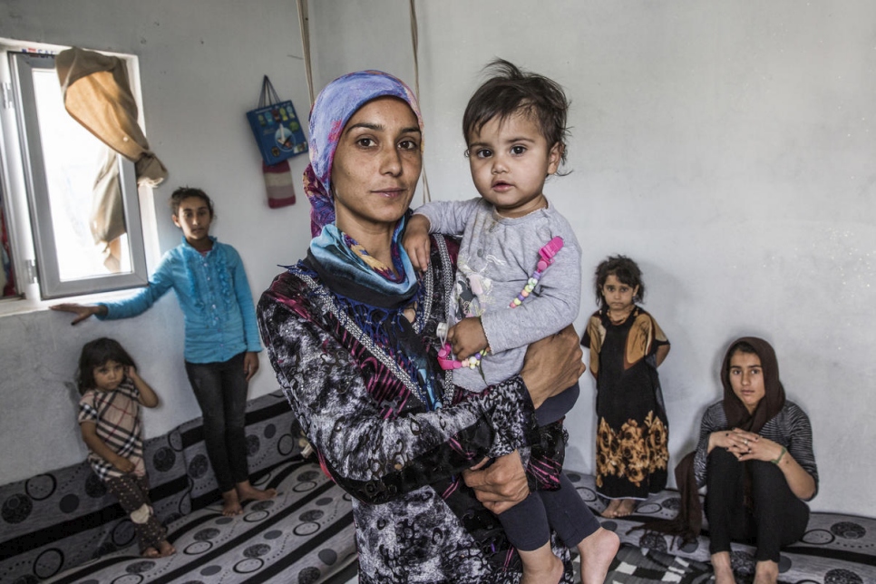 Ronin à la maison avec ses cinq filles - de gauche à droite, Layla, Siham, Valentina, Rozhda et Rossie - dans le camp de réfugiés de Domiz, au nord de l'Irak.  