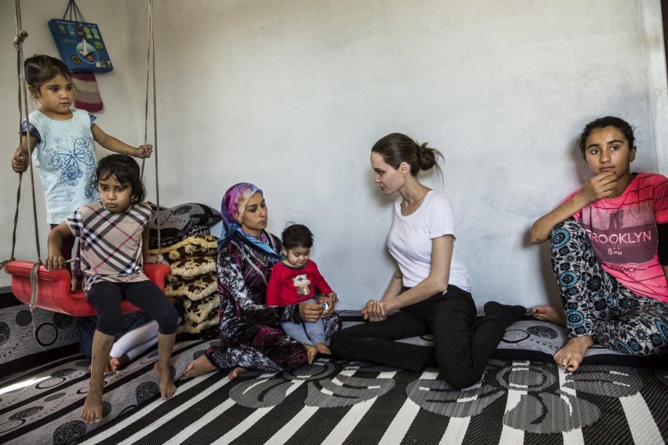 L'Emissaire du HCR Angelina Jolie rend visite à Ronia et à ses cinq filles dans leur maison du camp de réfugiés de Domiz, dans le nord de l'Irak. Trois des filles souffrent de la même maladie que celle qui a emporté leur père il y a deux ans.