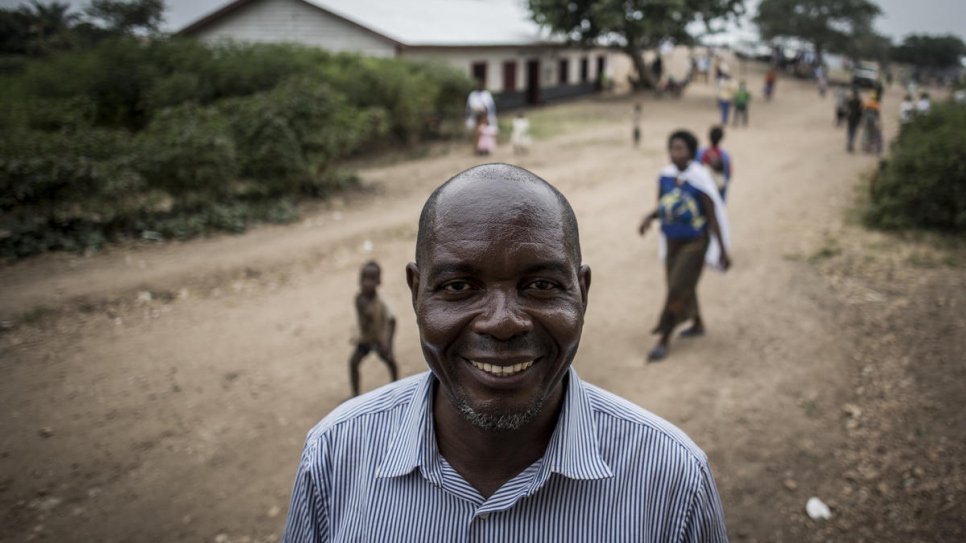 Le militant des droits humains Evariste Mfaume (au centre) pose pour un portrait au camp de réfugiés de Lusenda, en République démocratique du Congo. 