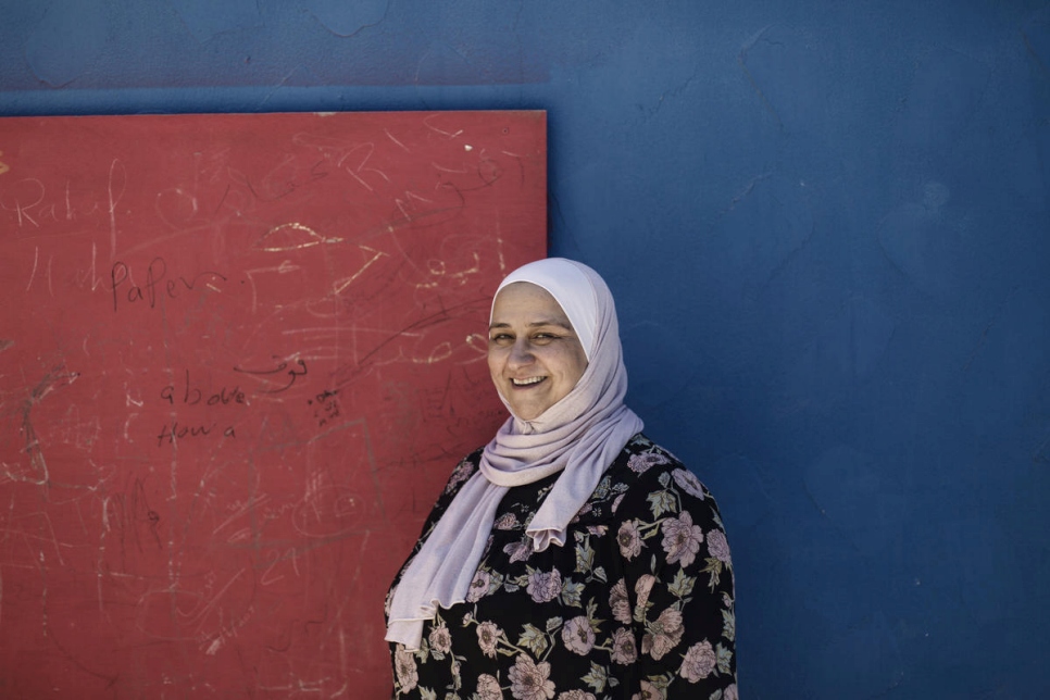 Abir Khreisha, finaliste régionale pour le Moyen-Orient de la distinction Nansen du HCR pour les réfugiés, pose pour un portrait dans un centre communautaire à Madaba, en Jordanie.  