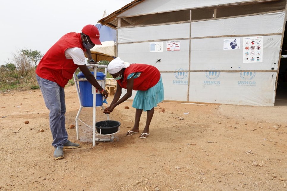 Deux réfugiés camerounais sont bénévoles dans le camp de réfugiés d'Ukende, au Nigéria. Ils participent à une campagne de sensibilisation auprès des réfugiés et de la communauté d'accueil sur la prévention et la lutte contre le Covid-19