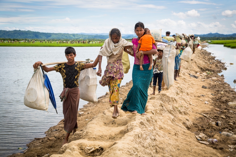 Des familles rohingyas arrivent dans un centre de transit du HCR situé près du village d'Anjuman Para, Cox's Bazar, dans le sud-est du Bangladesh, après avoir été bloquées pendant quatre jours à la frontière au Myanmar au côté d'environ 6800 réfugiés. 