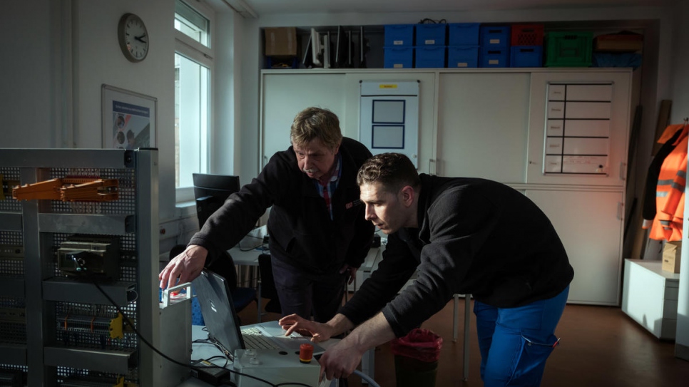 Mohammad Alkhalaf, réfugié syrien (à droite), en cours théorique avec son formateur, Klaus Holzhauer, à Hambourg où il suit une formation qui lui permettra de travailler comme ingénieur pour la Deutsche Bahn. 