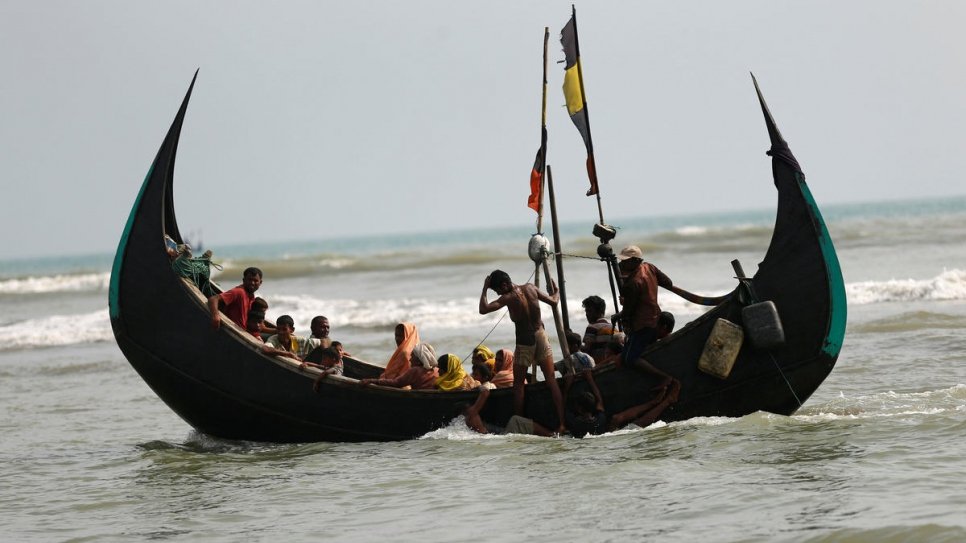 Des réfugiés rohingyas arrivent par bateau après une traversée dans le golfe de Bengale à Teknaf, Bangladesh. Photo d'archives, septembre 2017.  