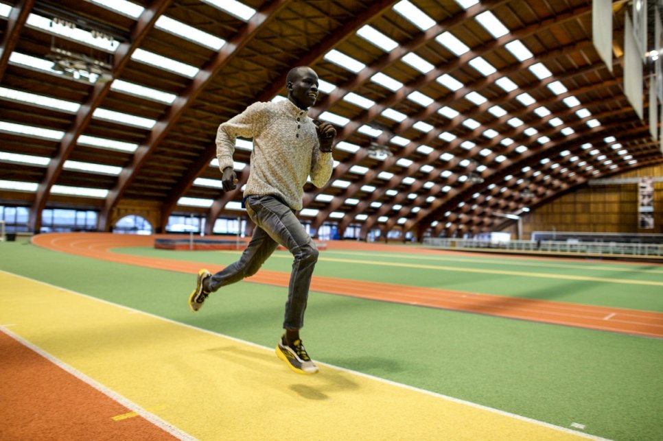 Yiech Pur Biel expérimente une piste indoor de 400 mètres à Paris.