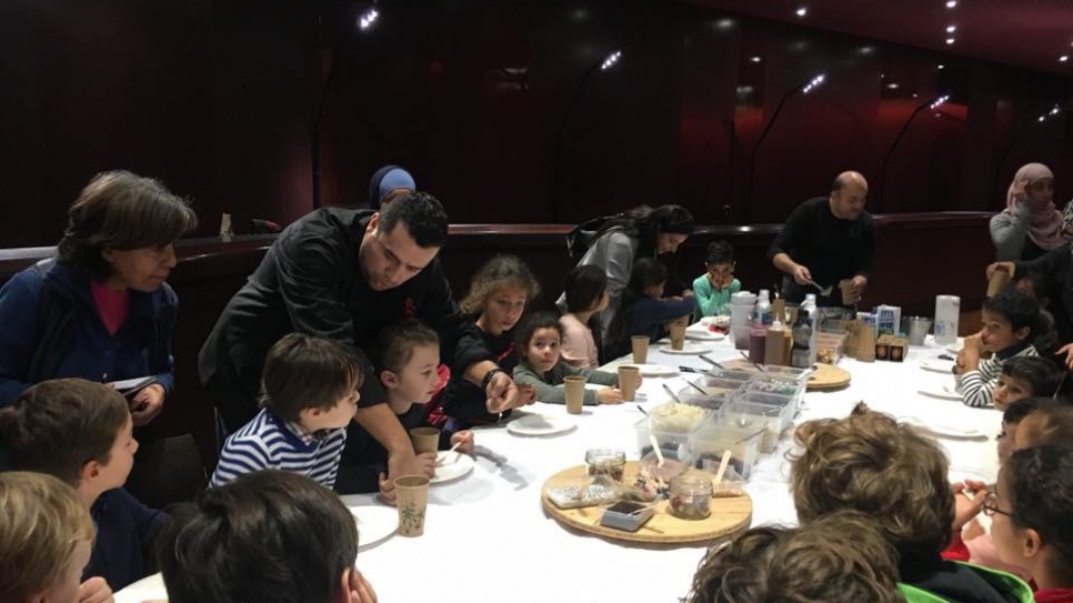 Le chef syrien réfugié, Mohammad Elkhaldy, anime un atelier culinaire lors de la collecte de jouets solidaire au Musée du Quai Branly à Paris le 27 décembre. 