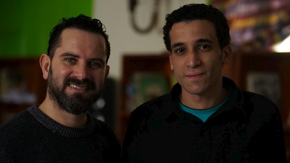 Bassem (à gauche) avec Hazem, son assistant égyptien, qui dit avoir libéré ses émotions grâce au jeu de scène. 