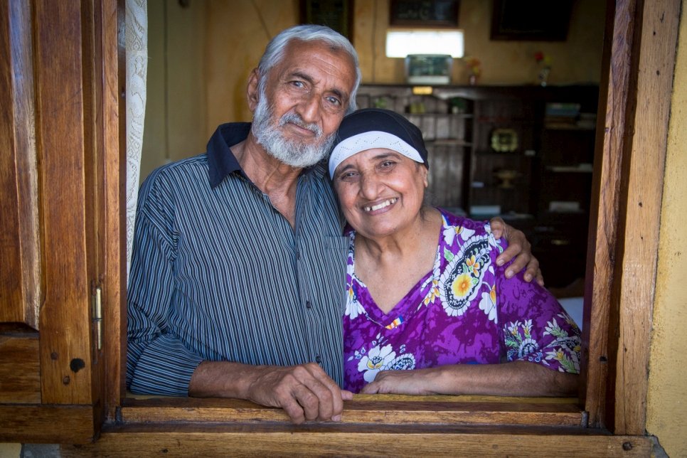 عمر حسين وزوجته فاطمة باي جايكوب من ماهاجانغا، مدغشقر. تشير هويتهما على أن جنسيتهما "غير محددة".