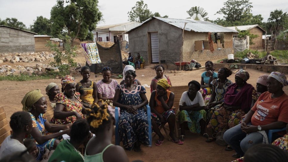 Florence Atangere (troisième à partir de la gauche), fondatrice de l'association 'Standing Women', s'adresse aux membres lors de leur réunion hebdomadaire à Bangui, en République centrafricaine.