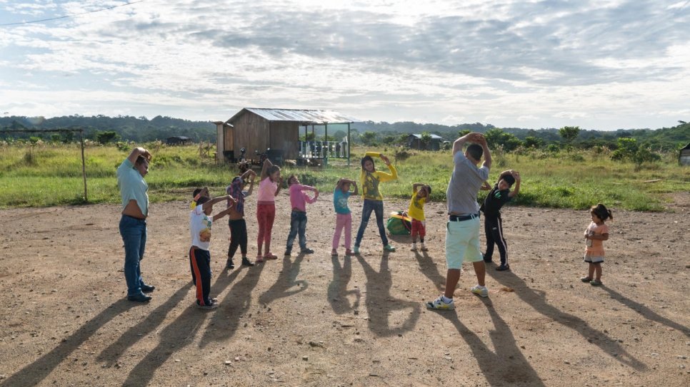 Les enfants jouent à un jeu pendant un cours d'éducation physique. Une fois par semaine, un travailleur social de la municipalité vient à l'installation afin d'organiser des activités récréationnelles pour les enfants. 