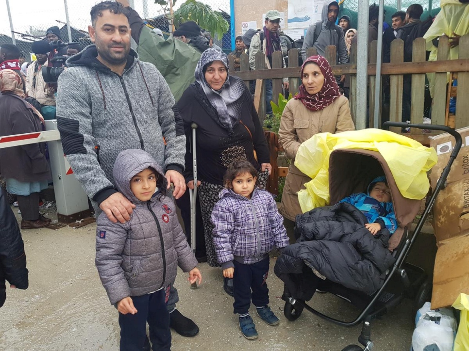 Le HCR aide une famille syrienne à quitter l'île de Lesbos pour la Grèce continentale. 