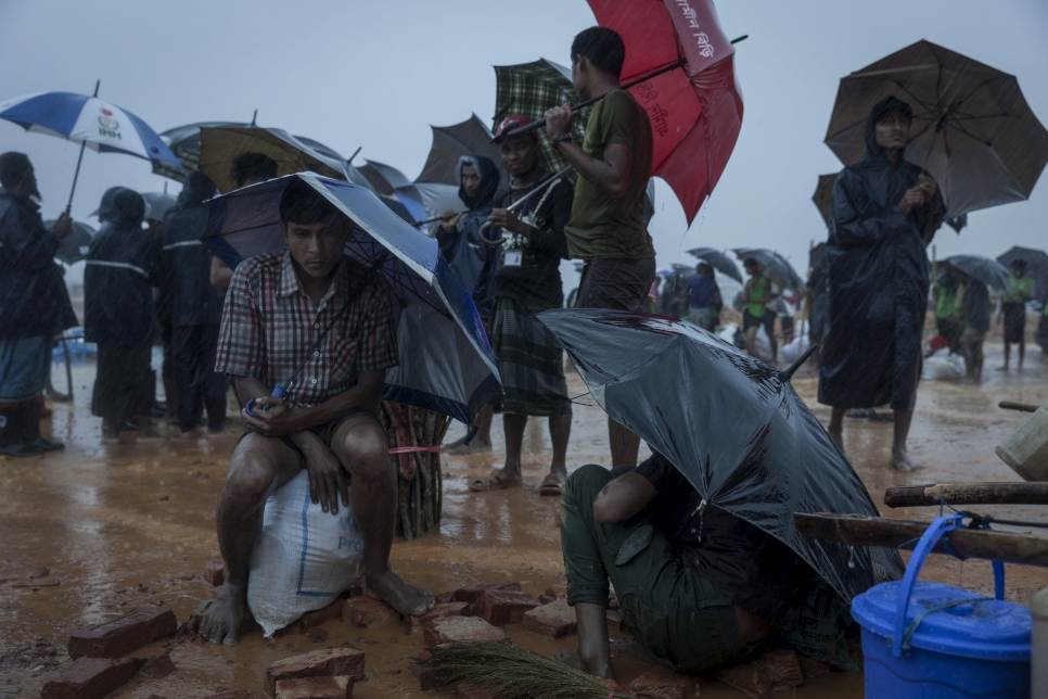 Une abondante mousson a forcé des milliers de réfugiés rohingyas à changer d'abris au Bangladesh en juin 2018. 