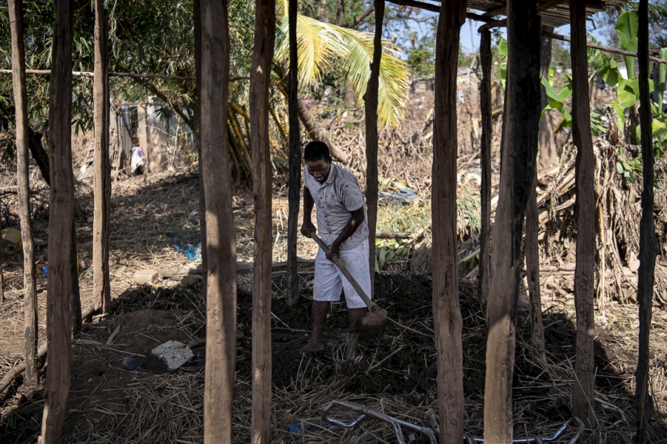 معلم المدرسة مانويل يمسح الطين من أساس منزله في بوزي، موزمبيق التي تضررت بشدة من إعصار إيداي.