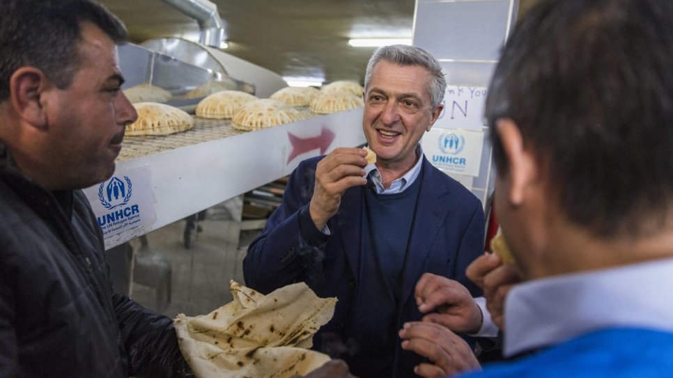 Dégustation de pain frais pour Filippo Grandi dans une boulangerie de Souran, Syrie.