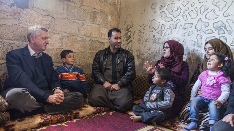 Rencontre entre Filippo Grandi et Abdelkarim et les membres de sa famille dans leur maison de Souran, Syrie. 