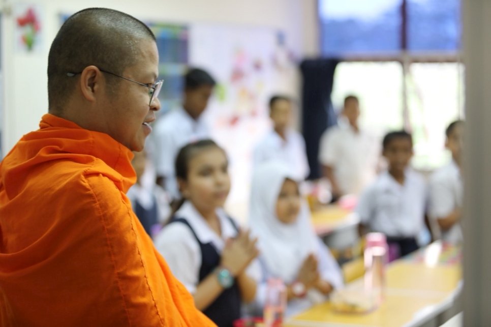 Le Vénérable Vudhijaya Vajiramedhi lors de sa visite d'une école soutenue par le HCR en Malaisie. 