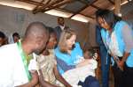 S.A.R. la Princesse Sarah de Jordanie, Marraine du HCR, s'entretient avec la mère d'un nouveau-né dans le service de soins maternels du camp de Gihembe, au Rwanda, sur les défis auxquels les mères réfugiées font face quotidiennement, notamment en matière d'alimentation. 