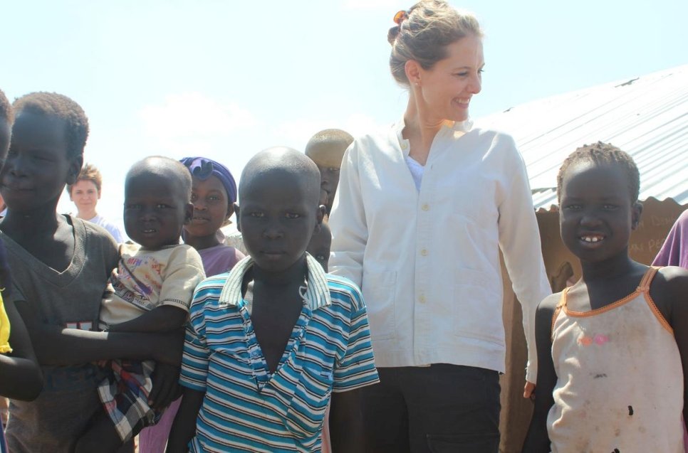 "Chaque crise est importante et chaque vie est importante." La Marraine du HCR, SAR Sarah Zeid de Jordanie, rencontre de jeunes réfugiés au camp de Kakuma, au Kenya. 