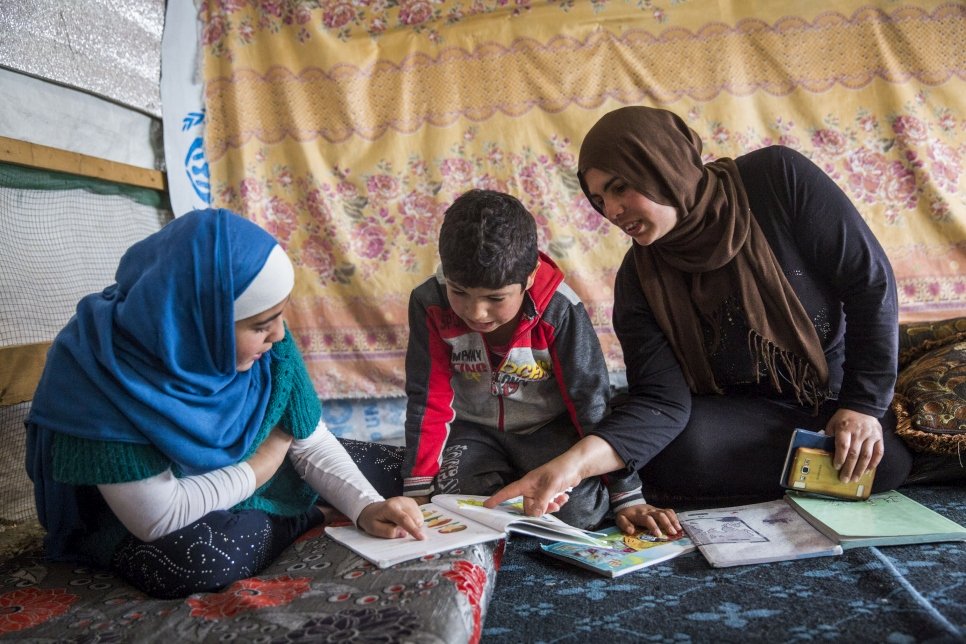 Abdulhay fait ses devoirs dans l'abri de sa famille. Il est aidé par sa soeur Shahed, 12 ans, et leur mère, Rana, 37 ans. Les enfants fréquentent l'école l'après-midi, du fait du système de rotation des cours.