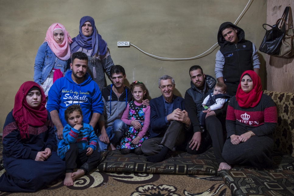 Wafaa (deuxième à gauche) et sa famille posent chez eux pour une photo avec le Haut Commissaire des Nations Unies pour les réfugiés Filippo Grandi à Zouq Bhannine, au nord du Liban.  