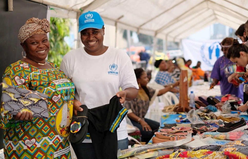 Un employé du HCR pose avec une réfugiée sud-soudanaise sur un marché à Kinshasa, la capitale de la République démocratique du Congo.  