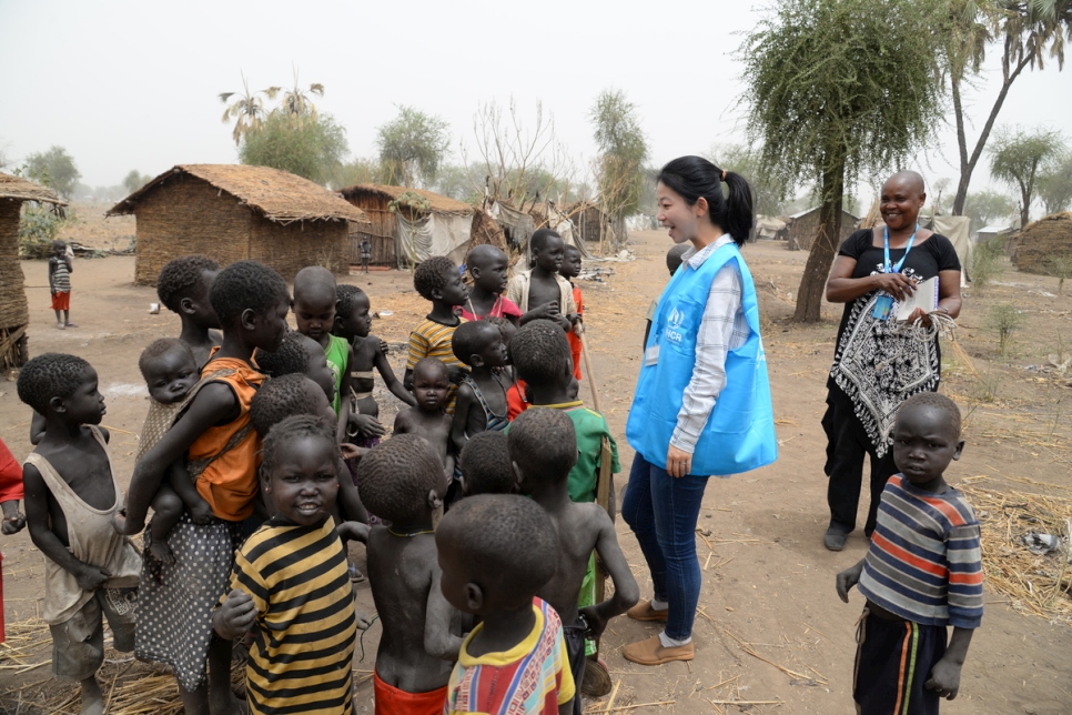 Eujin Byun, chargée de communication au HCR, s'entretient avec des enfants réfugiés dans un camp au Soudan du Sud. 