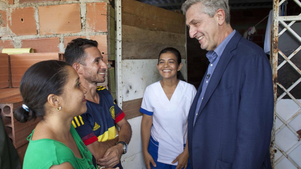 Le Haut Commissaire des Nations Unies pour les réfugiés, Filippo Grandi, rend visite à une famille de Vénézuéliens à Las Delicias, dans la ville de Cúcuta, hébergée par des familles colombiennes elles-mêmes déplacées par le conflit armé. 