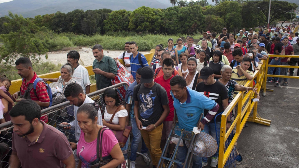 Plus de 4000 Vénézuéliens entrent chaque jour en Colombie. Ils sont des milliers à entreprendre le voyage à pied et à traverser le pont international Simón Bolívar. 