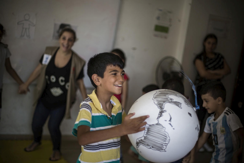 Samer Boulos prend part aux activités d'un centre appuyé par le HCR et dirigé par Caritas au profit d'enfants vivant à Beyrouth. Les jeux de ballon lui permettent d'interagir avec les autres personnes du groupe. 