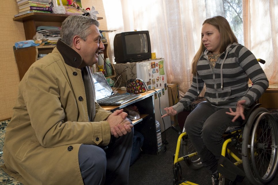 Vlada (à droite) raconte ses rêves d'avenir au Haut Commissaire des Nations Unies pour les réfugiés, Filippo Grandi, lors de sa visite dans un foyer pour personnes déplacées handicapées à Svyatogors, en Ukraine.