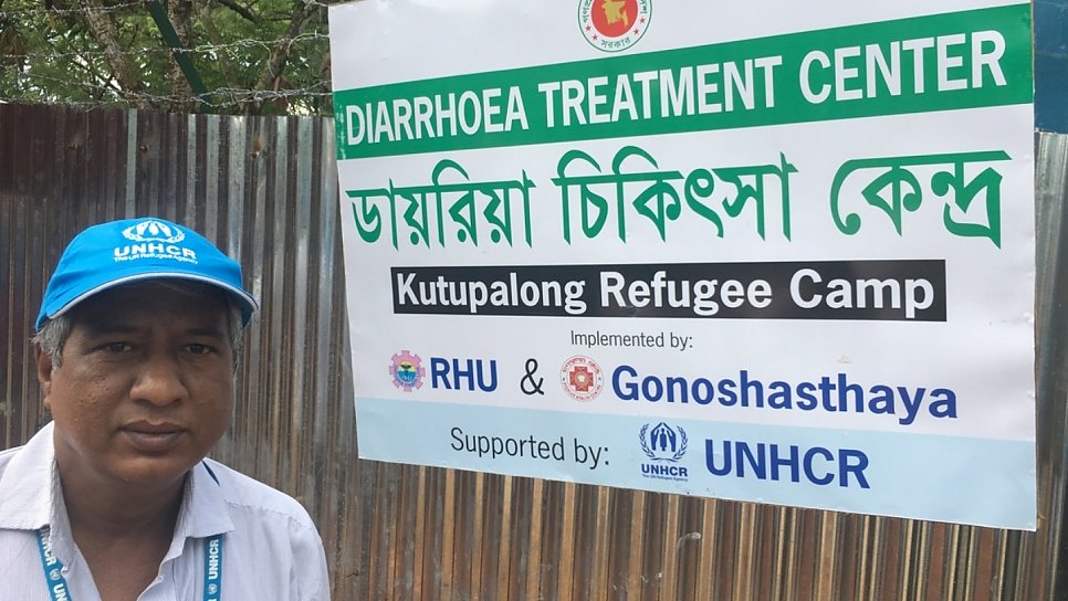 Taimur Hasan se trouve à l'entrée d'un centre de réhydratation pour traiter les réfugiés souffrant de diarrhée sévère dans le camp de réfugiés de Kutupalong au Bangladesh. Octobre 2017.