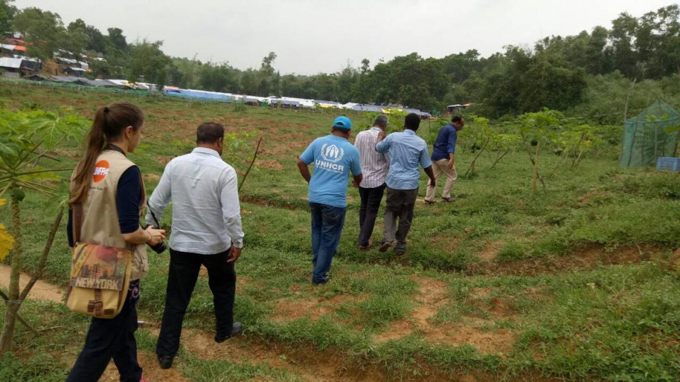 Taimur Hasan (au centre) lors d'une visite sur le terrain afin d'identifier un site pour un nouveau dispensaire à Lambasia, au sud-est du Bangladesh. Octobre 2017.